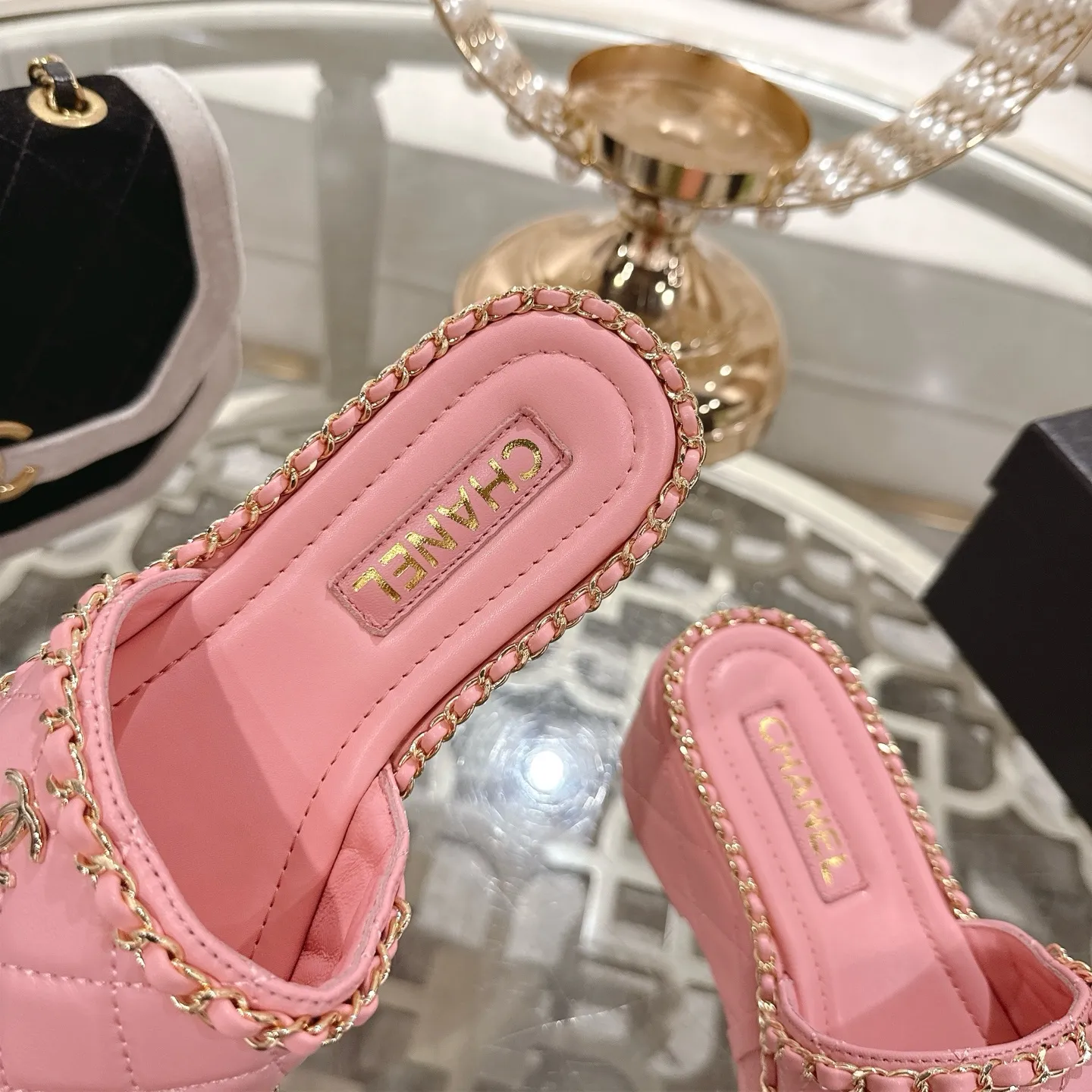 👟👟Ex-factory price 600👟👟 𝐂𝐇𝐀𝐍𝐄𝐋 | Xiaoxiang 25𝐬𝐬 🦋2025 Spring and Summer New Products Counter Classic Xiaoxiang Double C Diamond Chain Slippers Series New〰 🍬 The absolute best in the BS fashion circle. Matching will perform meticulously Minimalist, classic elements that will never fade away 💋 Show unique dressing style, too beautiful to say anything. A must-have for summer... Upper: Original high-customized lambskin Lining: Imported mixed sheepskin lining Outsole: Original molded non-slip outsole Shoe size: 35-39 (34.40.41.42 customization is not returnable)